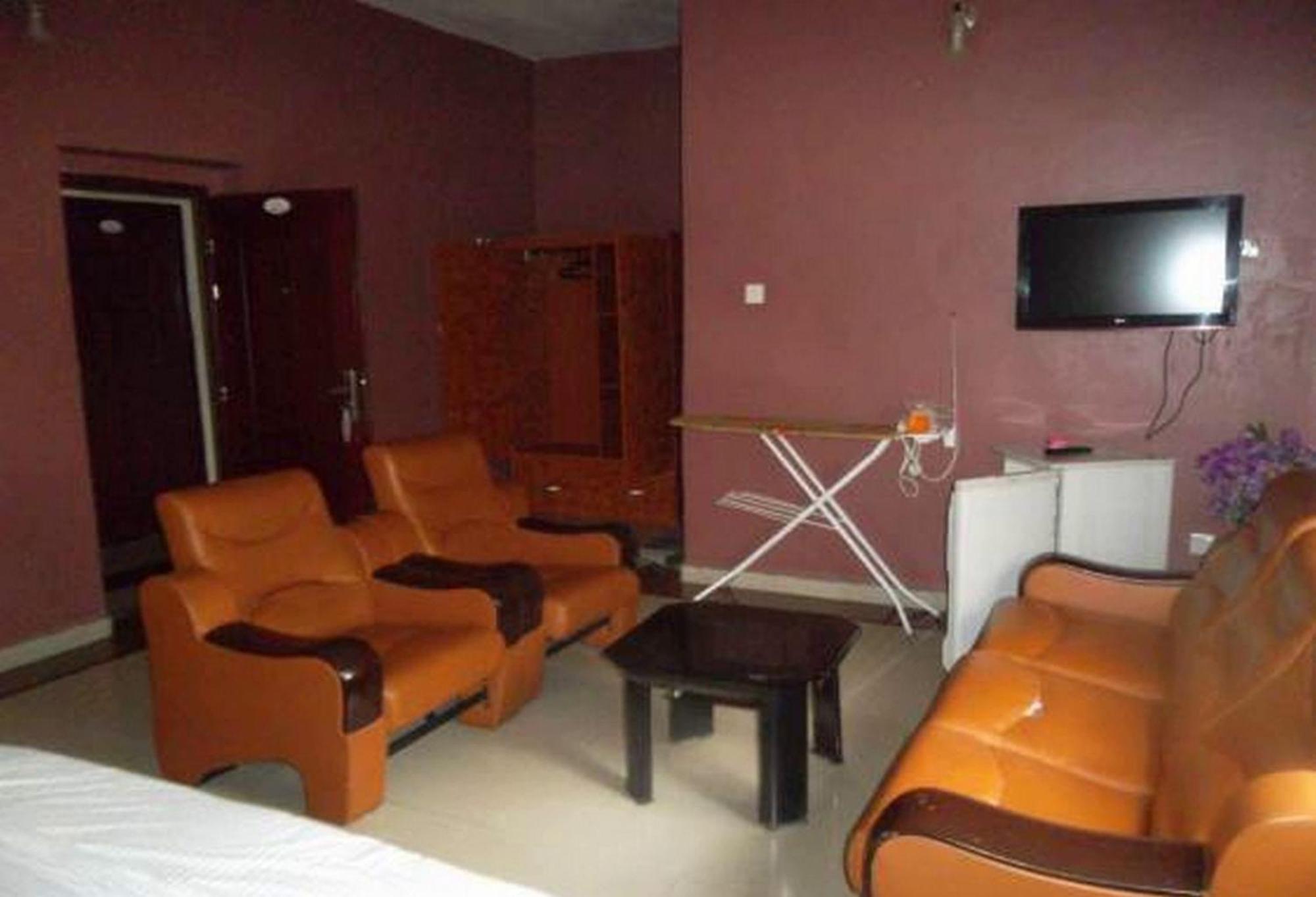 Room In Lodge - Clen-Phil Hotels And Suite Порт-Харкорт Экстерьер фото