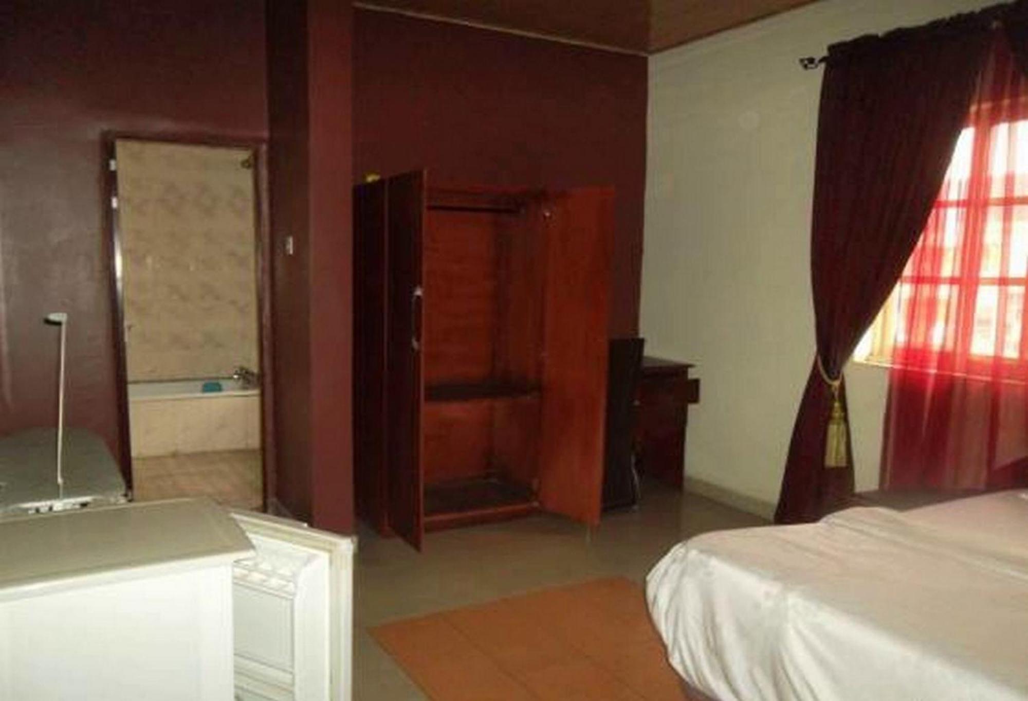 Room In Lodge - Clen-Phil Hotels And Suite Порт-Харкорт Экстерьер фото