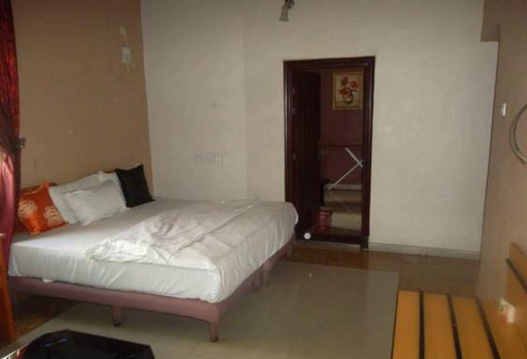 Room In Lodge - Clen-Phil Hotels And Suite Порт-Харкорт Экстерьер фото