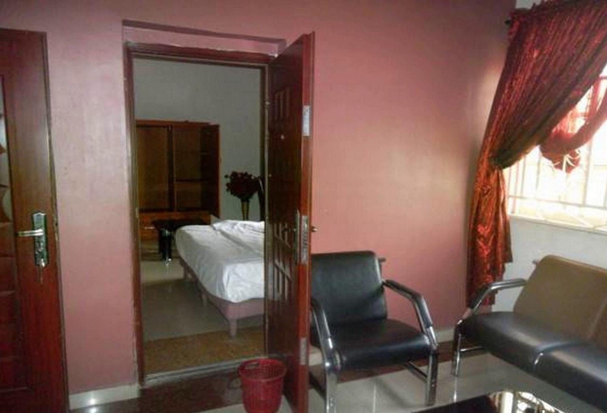 Room In Lodge - Clen-Phil Hotels And Suite Порт-Харкорт Экстерьер фото